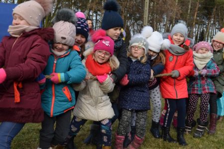 Bal karnawałowy na zakończenie ferii zimowych na lodowisku w Rawie Mazowieckiej