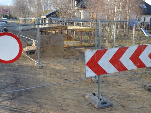 Wypadek podczas budowy kanalizacji sanitarnej na ul. Fredry w Rawie. Pracownika zabrał śmigłowiec LPR