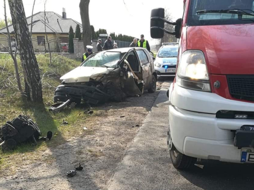 Tragiczny wypadek w Komorowie gm. Regnów. 66-letni kierowca zmarł w szpitalu