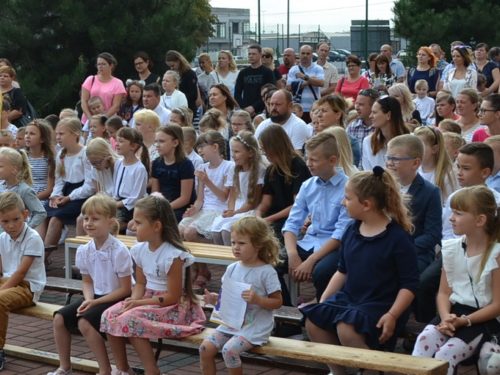 Ponad 600 osób rozpoczęło nowy rok szkolny w Szkole Podstawowej nr 2 (zdjęcia)