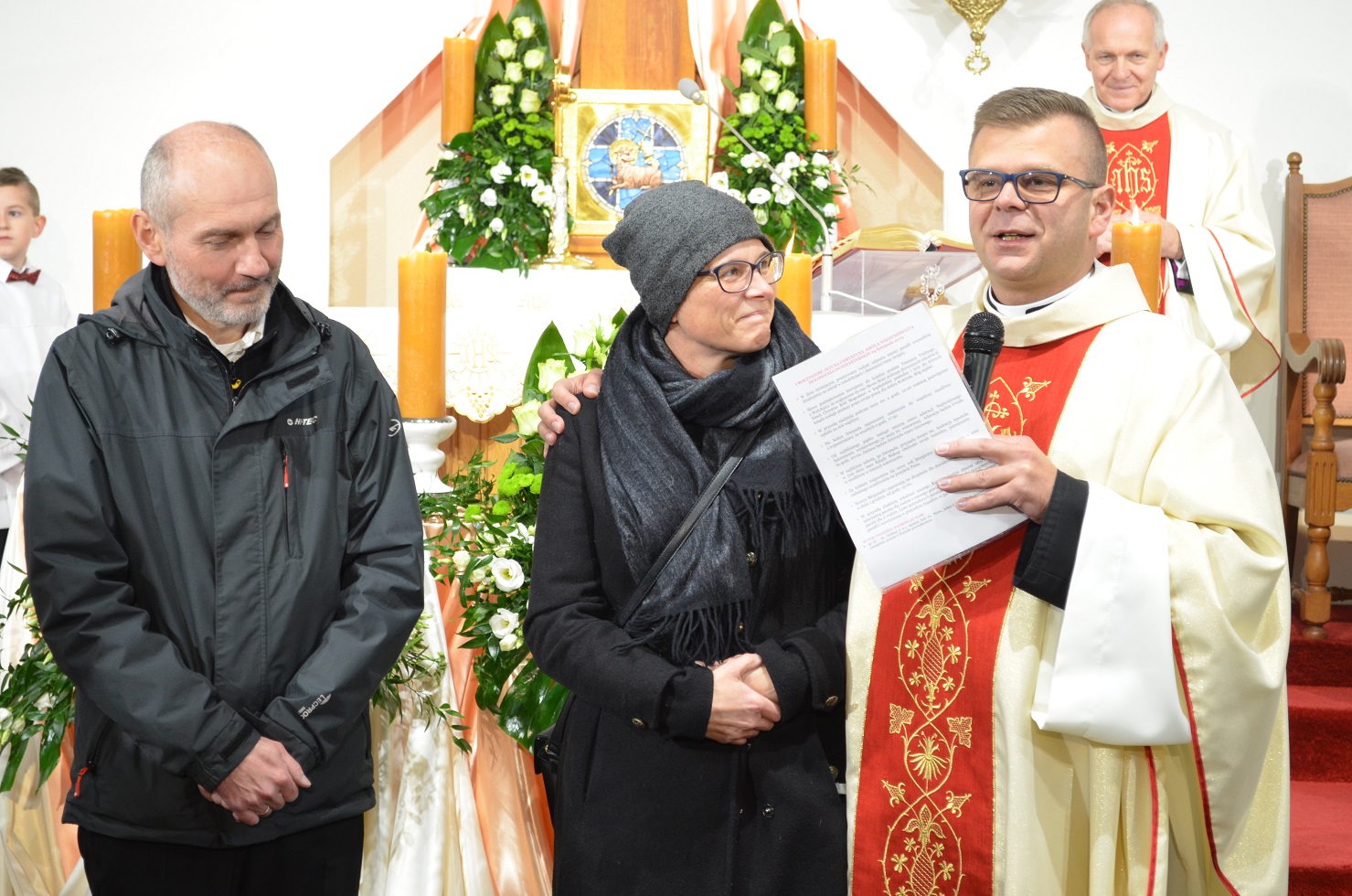 Ks. proboszcz Konrad Świstak wraz z architektami kościoła: Anną Niemczyk-Wojtecką i Robertem Wojteckim.