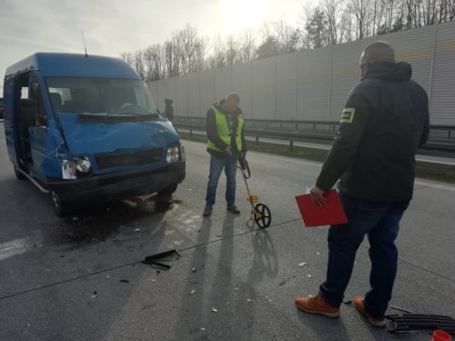 Co się wydarzyło na wysokości Julianowa? Dwie osoby przewiezione do szpitala (w tym policjant)