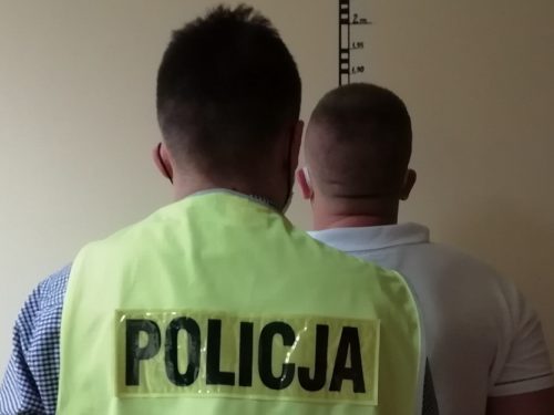 W Sadkowicach policja zatrzymała dilera, który posiadał: papierosy, amfetaminę, marihuanę