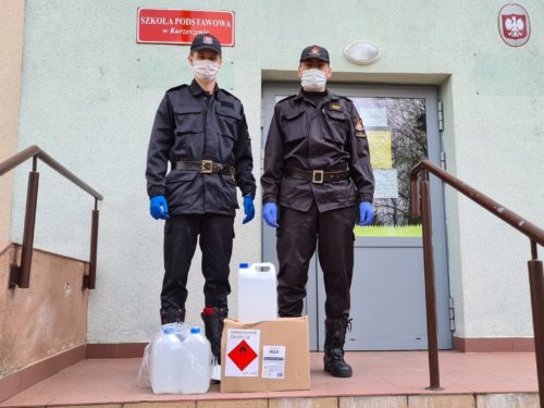 Rawscy strażacy do szkół i przedszkoli dostarczyli 1780 litrów płynów do dezynfekcji