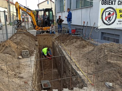 Archeolodzy odkryli pozostałości cmentarza przy ul. Mazowieckiej (okolice banku) w Rawie