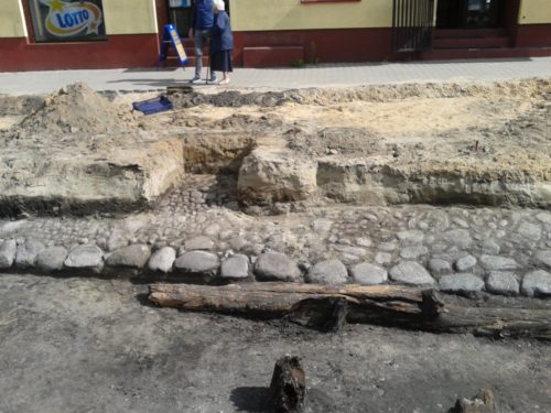 Kolejne archeologiczne odkrycie w centrum Rawy. Czy są to mury miejskie?