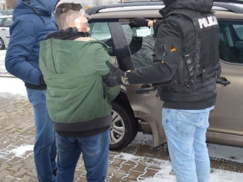 Policja odzyskała skradziony w Rawie samochód. Funkcjonariusze zabezpieczyli też 0,5 kg narkotyków