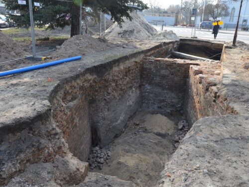 Archeolodzy odkopali w Rawie: fundamenty kamienicy, dawny ratusz i karczmę ZDJĘCIA