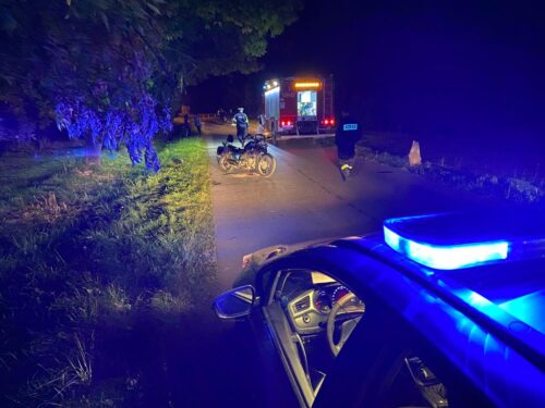 Pijany motocyklista na łuku drogi uderzył w volkswagena