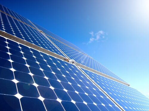 Jakie są zalety paneli słonecznych – jak z nich korzystać?