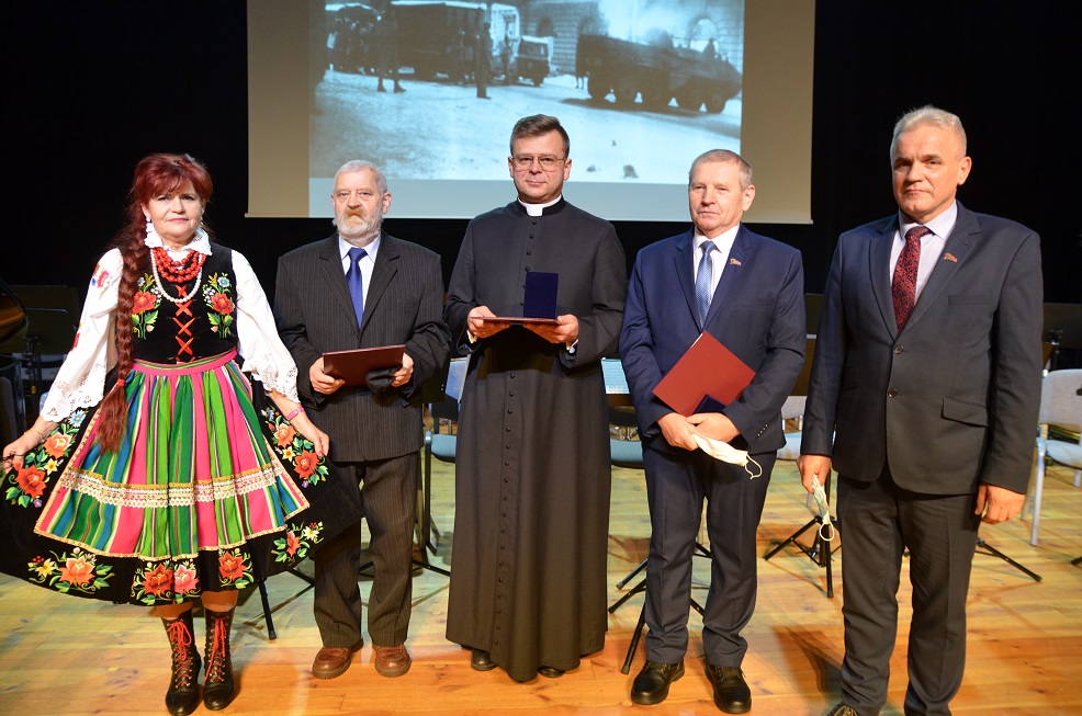 Na zdjęciu od lewej: Teresa Kowalska-Suchacka (Łowicz), Wiesław Szymczak, ks. Konrad Świstak, Bronisław Ptaszek, Andrzej Rochalski (Skierniewice).