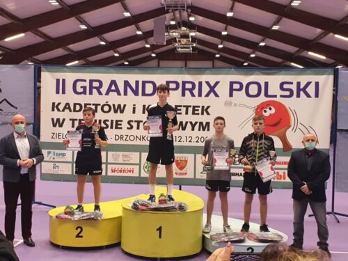 Marcel Błaszczyk na podium II Grand Prix Polski Kadetów w tenisie stołowym