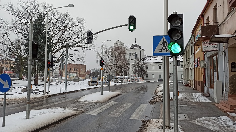 Sygnalizacja na skrzyżowaniu ul. Warszawskiej i Krakowskiej w Rawie.