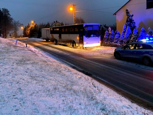 Zderzenia busa z autobusem szkolnym. Kierowca autobusu nie ustąpił pierwszeństwa przejazdu