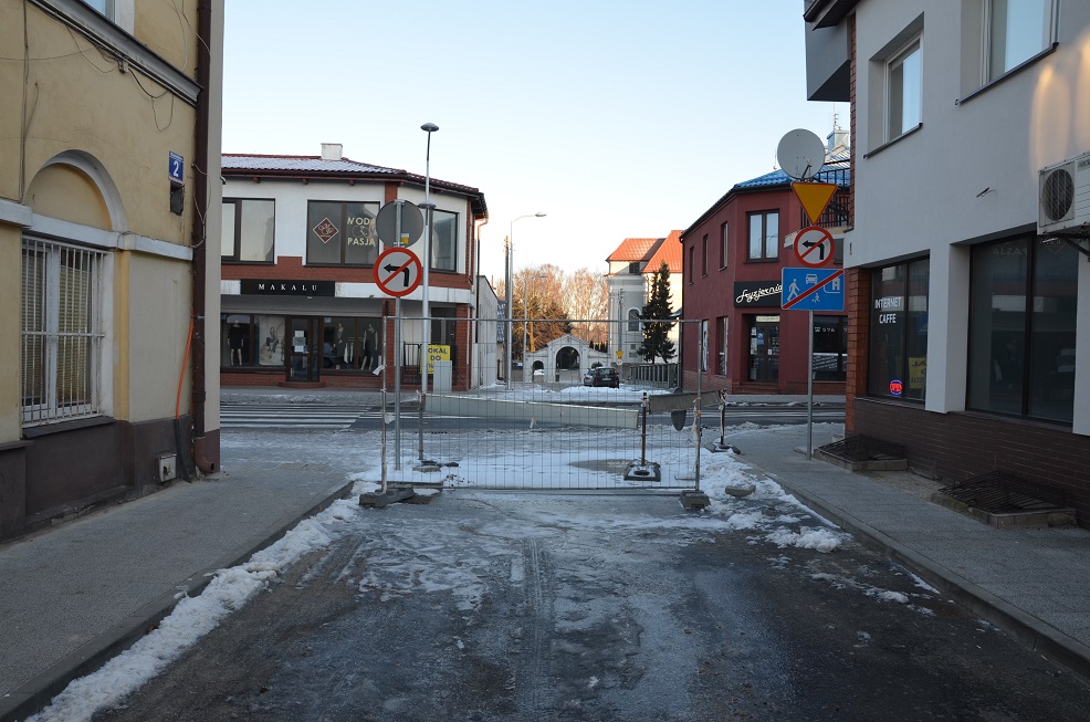 Ulica Mazowiecka jednokierunkowa z wyjazdem na ul. Warszawską w prawo.