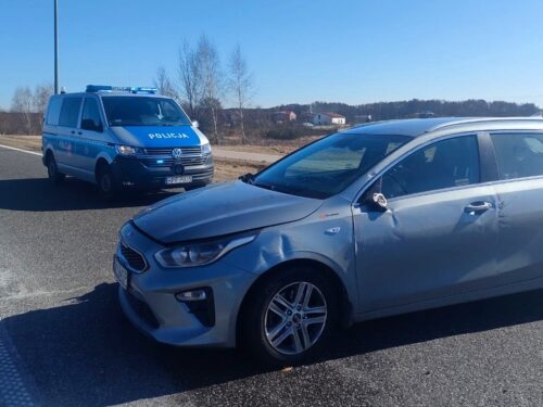 Rawa: Uderzyła w słup. Auto przewróciło się na bok. Winą obarczyła oślepiające słońce