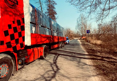 Wjechał tirem na drewniany most. Dostał mandat w wysokości 500 zł