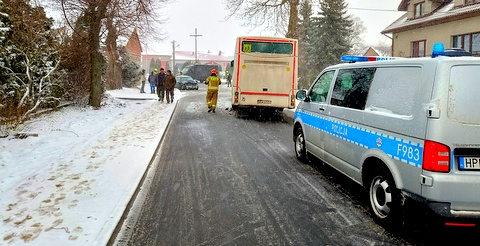 Chodnów: Zderzenie autobusu szkolnego z osobówką. Autobus przewoził 6 dzieci