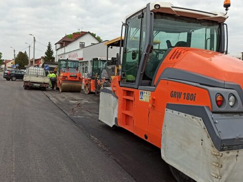 Nowa nawierzchnia na ulicy Konstytucji 3 Maja w Rawie. Będą remontowane kolejne ulice