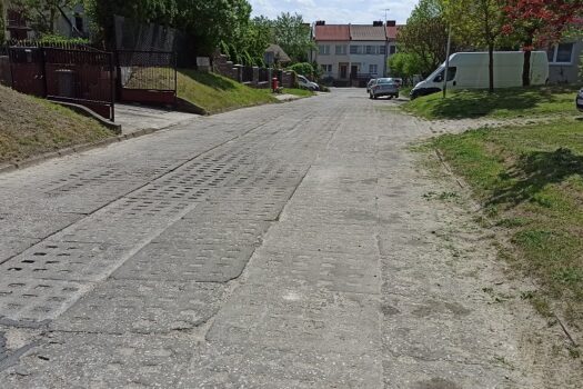 Z ulicy Gąsiorowskiego zostaną usunięte betonowe płyty. Wreszcie będzie asfalt