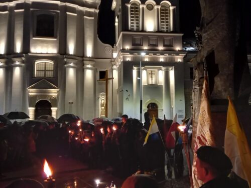 Modlitwa przy pomniku św. Jana Pawła II w Rawie Mazowieckiej w 18 rocznicę śmierci Papieża Polaka