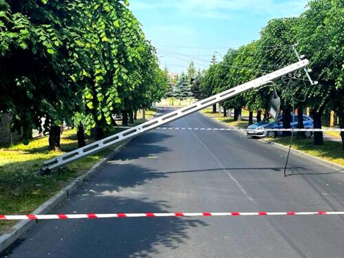 Rawa ul. Przemysłowa: Kierowca “ściął” słup. Linie energetyczne zagrażały użytkownikom drogi