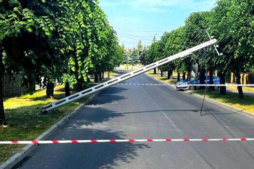Rawa ul. Przemysłowa: Kierowca “ściął” słup. Linie energetyczne zagrażały użytkownikom drogi