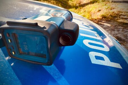 Kronika policyjna Rawa: W terenie zabudowanym jechał z prędkością 106 km/h. Stracił prawo jazdy