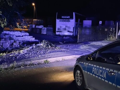 Biała Rawska: Ukradł autobus i rozbił go na ogrodzeniu posesji. Straty to kilkadziesiąt tys. zł.
