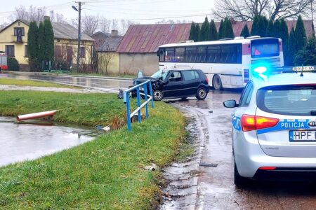 Wypadek drogowy z udziałem autobusu szkolnego. Cztery osoby przewieziono do szpitala