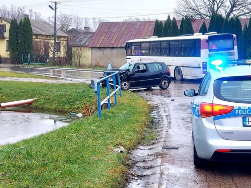 Wypadek drogowy z udziałem autobusu szkolnego. Cztery osoby przewieziono do szpitala