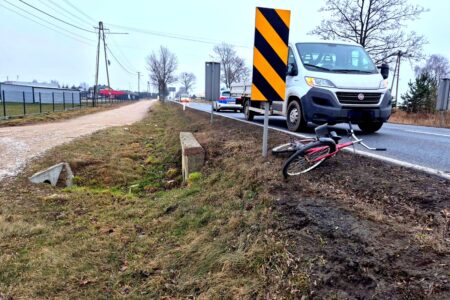 Ścieki: Kierowca dostawczaka potrącił 75-letnią rowerzystkę. Kobieta trafiła na badania do szpitala