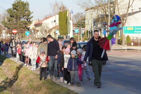 Biała Rawska pożegnała zimę. Topienie Marzanny [ZDJĘCIA]