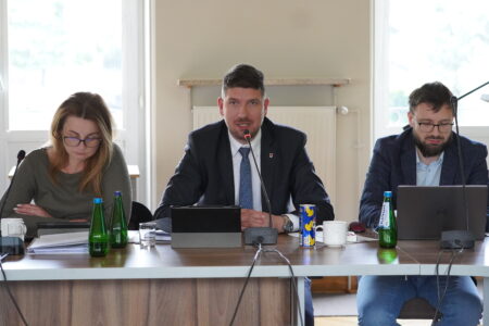 Czy starosta prowadzi działalność gospodarczą? Radni podzieleni. Dwie opinie do Wojewody