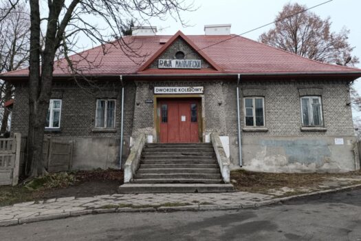 Dworzec Kolei Wąskotorowej w Rawie będzie wyremontowany, ale kolejka na tory nie wróci