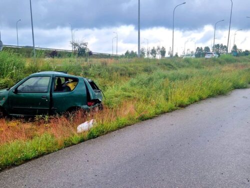 Kolizja na S8 w kierunku Białej Rawskiej – dachowanie po intensywnych opadach deszczu