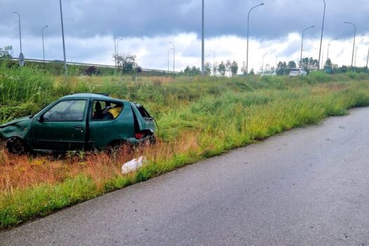 Kolizja na S8 w kierunku Białej Rawskiej – dachowanie po intensywnych opadach deszczu