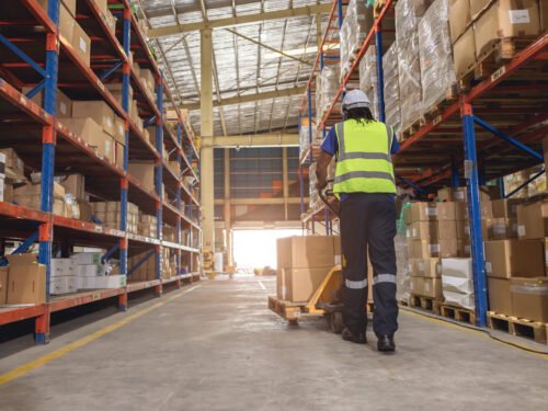 Czy warto podjąć pracę na magazynie? Przewodnik dla osób szukających zatrudnienia tymczasowego
