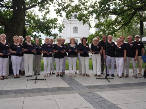Piosenki starej Warszawy – koncert w Rawie ku pamięci bohaterom Powstania Warszawskiego [WIDEO]