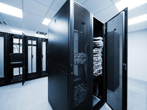 Zalety szaf stojących w dużych serwerowniach