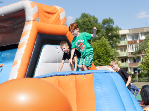 Dmuchane tory przeszkód – interaktywne wyzwania dla rodzin