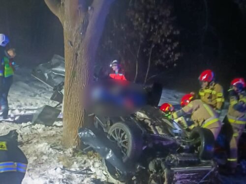 Wypadek w Cielądzu: Samochód uderzył w drzewo i dachował. Mężyczna zginął na miejscu