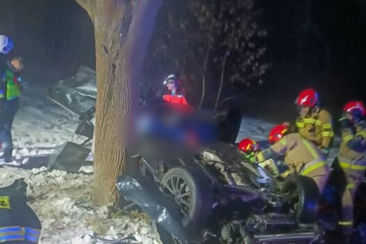 Wypadek w Cielądzu: Samochód uderzył w drzewo i dachował. Mężyczna zginął na miejscu