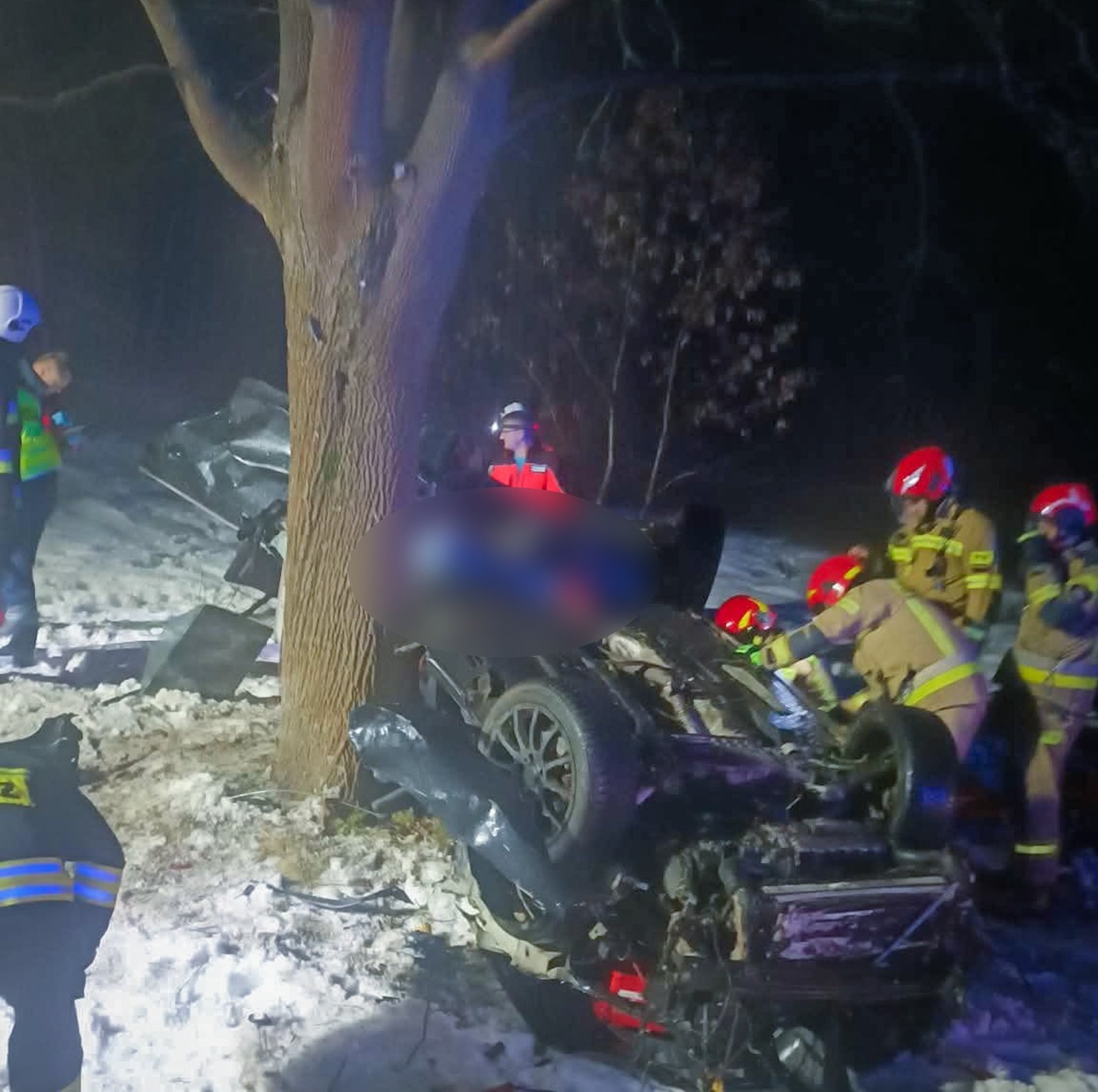 wypadek smiertelny Cielądz - samochód uderzył w drzewo i dachował
