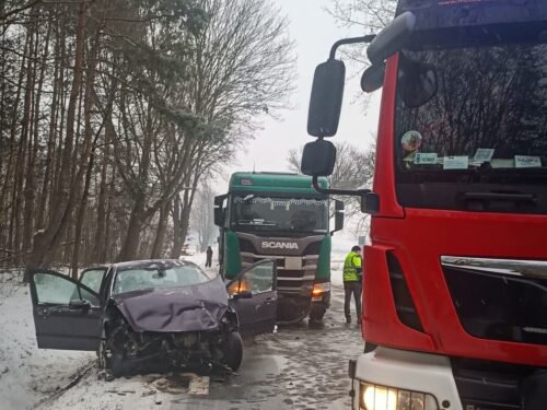 Wypadek w Bogusławkach Małych. Dwie osoby poszkodowane. DW 726 była całkowicie zablokowana
