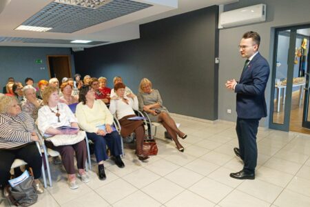 Spotkanie z posłem Adrianem Witczakiem w Rawskim Uniwersytecie Trzeciego Wieku