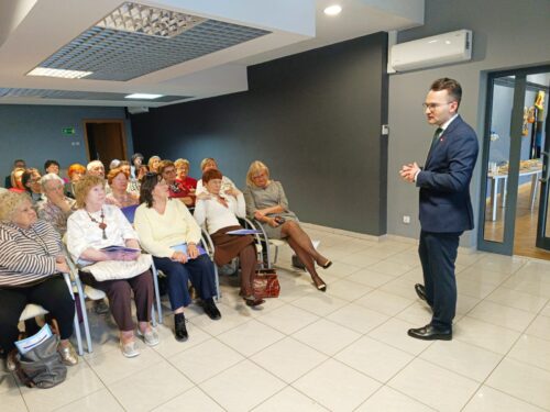 Spotkanie z posłem Adrianem Witczakiem w Rawskim Uniwersytecie Trzeciego Wieku