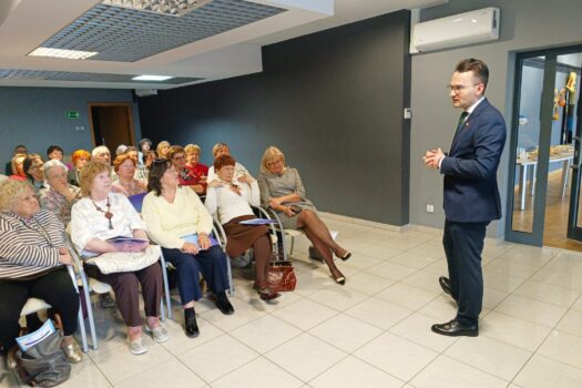 Spotkanie z posłem Adrianem Witczakiem w Rawskim Uniwersytecie Trzeciego Wieku