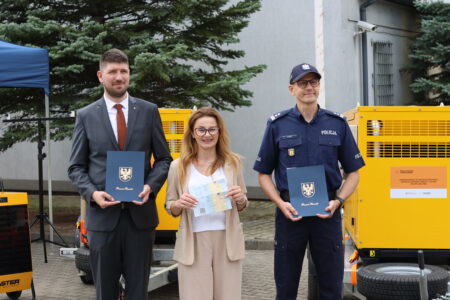 Powiat Rawski przekazał Policji specjalistyczny sprzęt