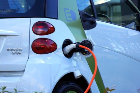 Elektryki na polskich drogach. Rośnie liczba aut i punktów ładowania